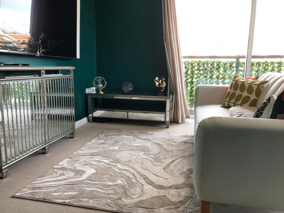 Beautiful 1-Bed Apartment In Redhill เรดฮิลล์ ภายนอก รูปภาพ