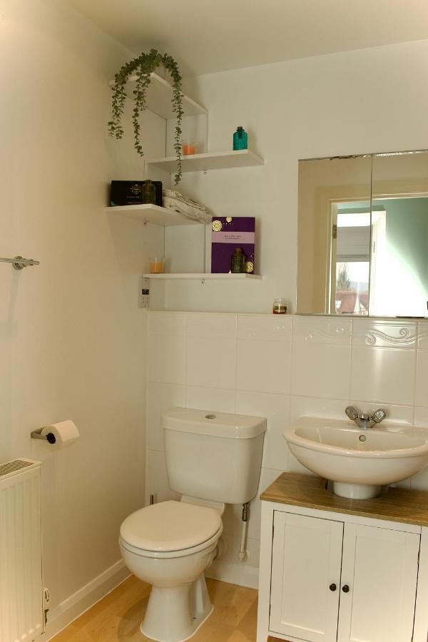 Beautiful 1-Bed Apartment In Redhill เรดฮิลล์ ภายนอก รูปภาพ